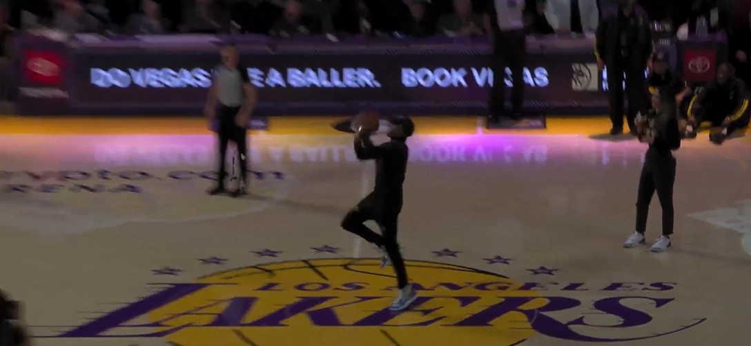 Un fan des Lakers a encore planté un tir du milieu du terrain