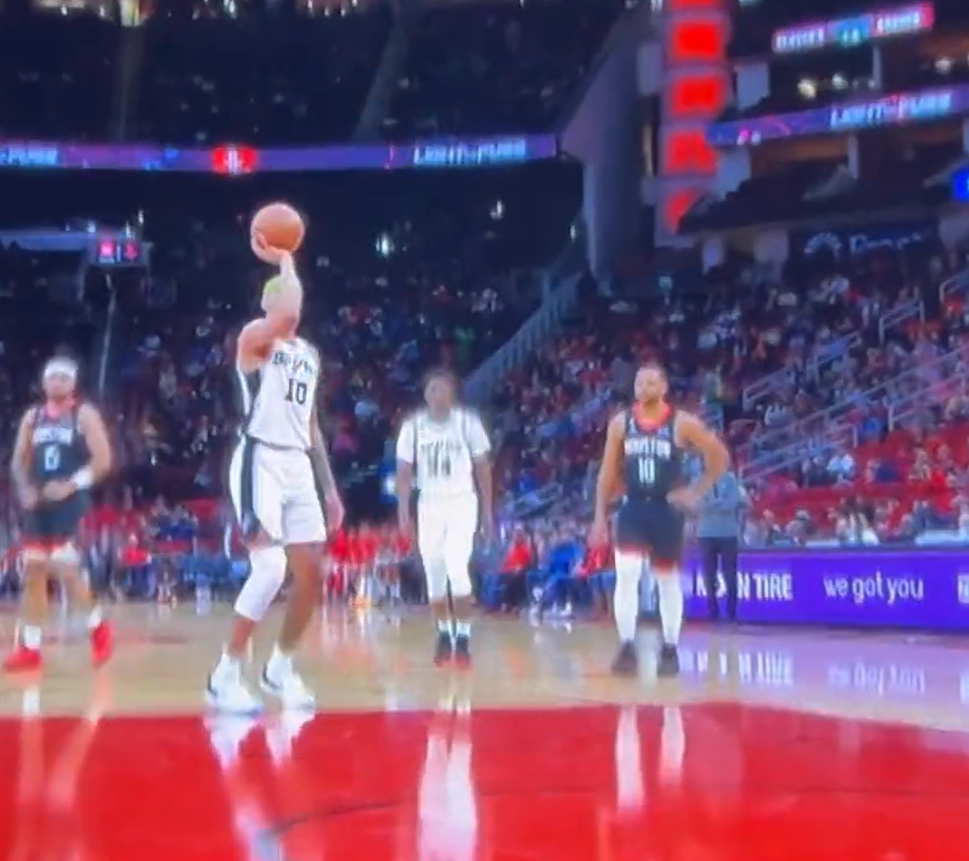 WTF : Jeremy Sochan tire ses lancers-francs… à une main ???