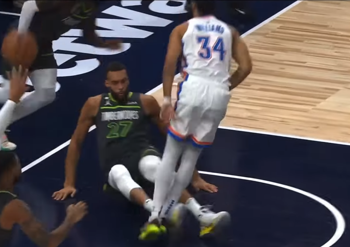 Rudy Gobert éjecté pour un croche-pied !