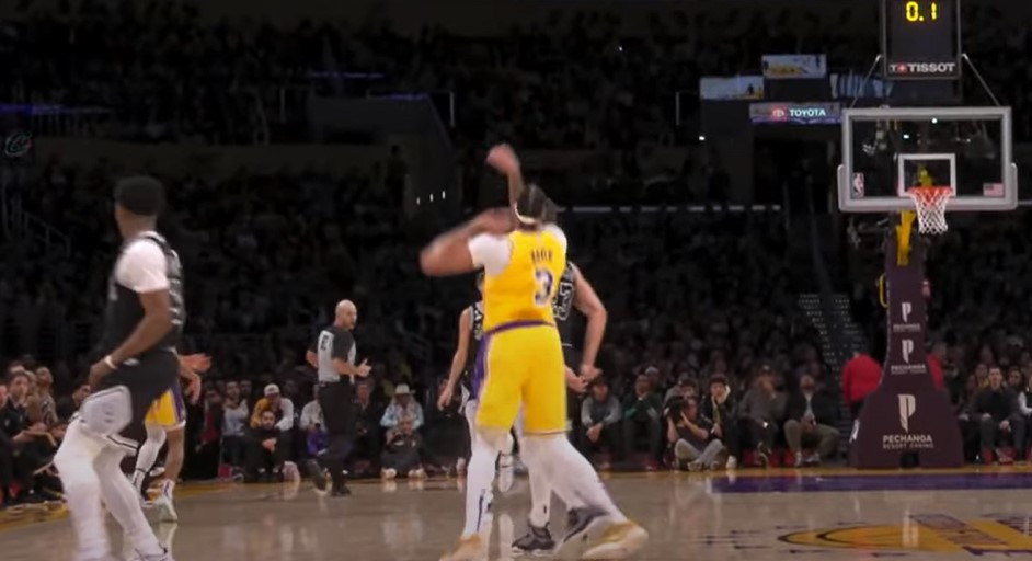 Anthony Davis s’est tordu la cheville, les fans des Lakers ont flippé
