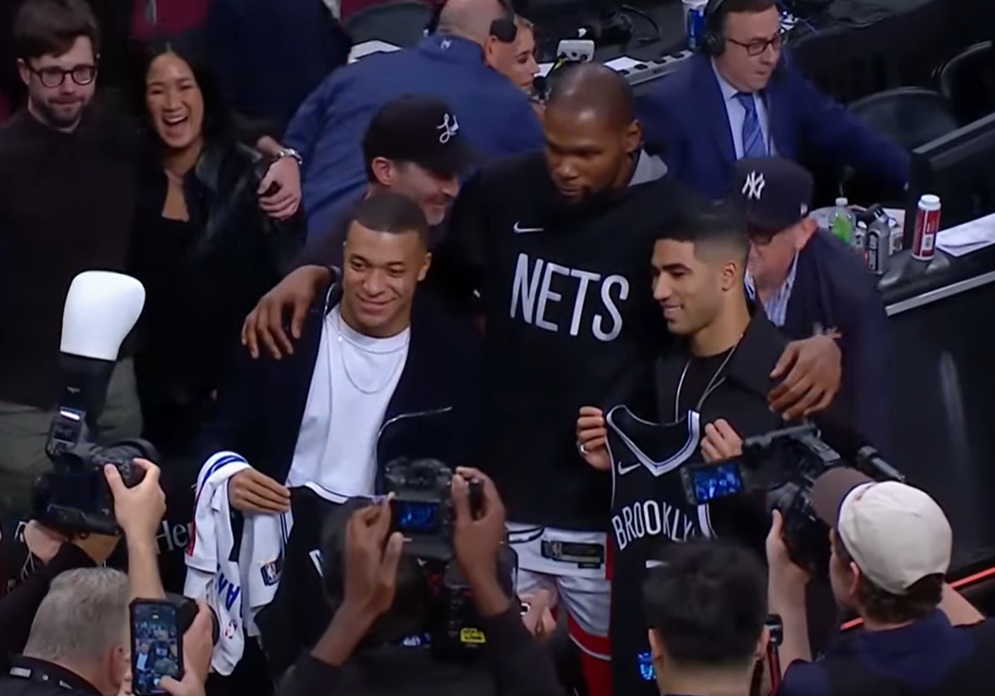 Kylian Mbappé de passage à Brooklyn et ovationné par les fans des Nets