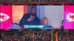 Hué au Superbowl, LeBron James mime une couronne