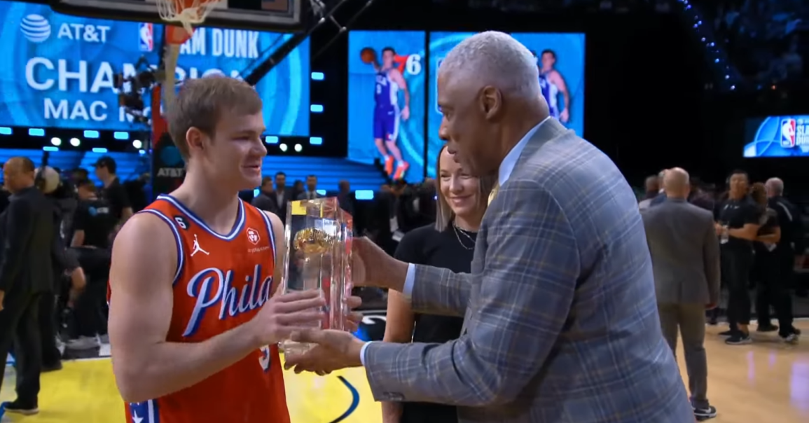 Le trophée du Slam Dunk Contest en hommage à Julius Erving