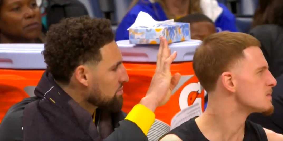 Klay Thompson montre ses 4 bagues à Dillon Brooks pour le calmer