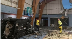 Une voiture se crashe dans une salle de basket, les images sont effrayantes