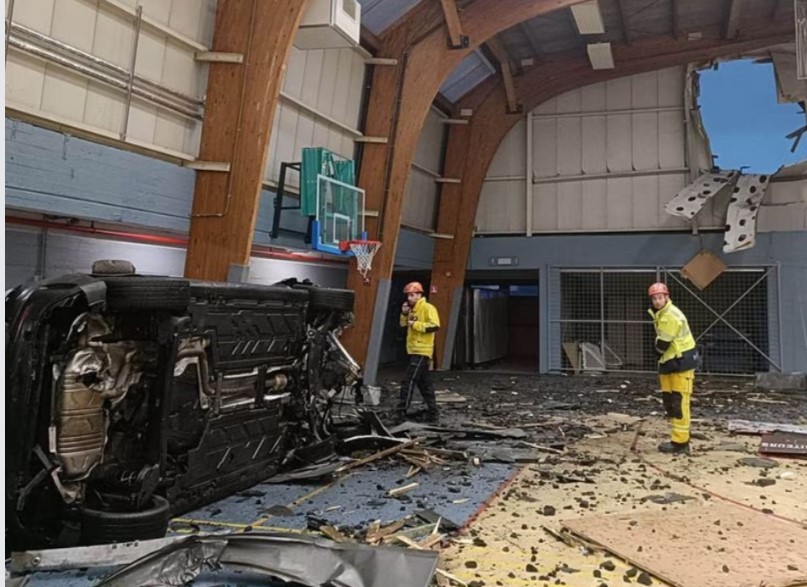 Une voiture se crashe dans une salle de basket, les images sont effrayantes