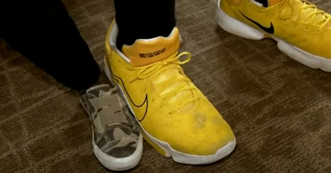 Shaq aide un ado de 14 ans avec des pieds plus grand que lui