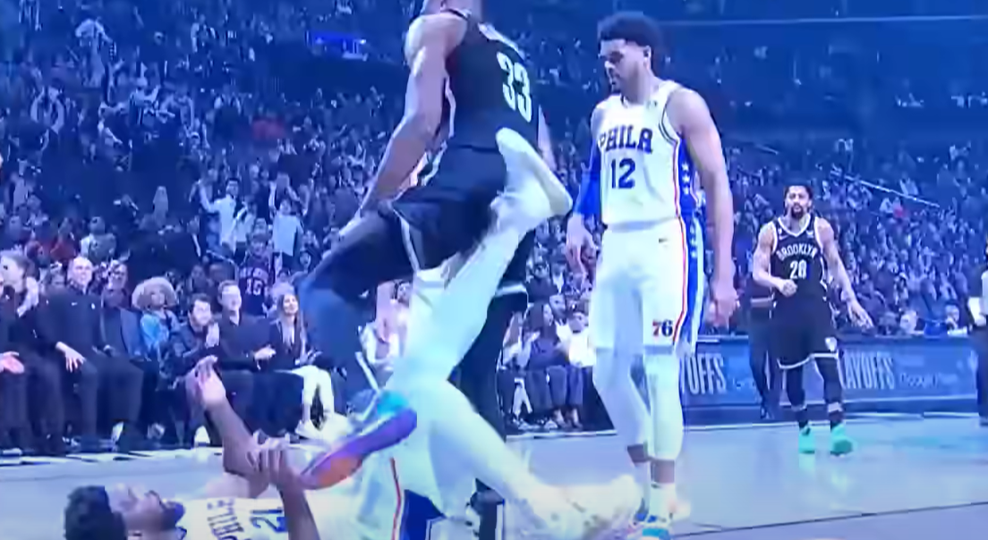 Joel Embiid, un coup de pied sur Claxton… et pas d’éjection