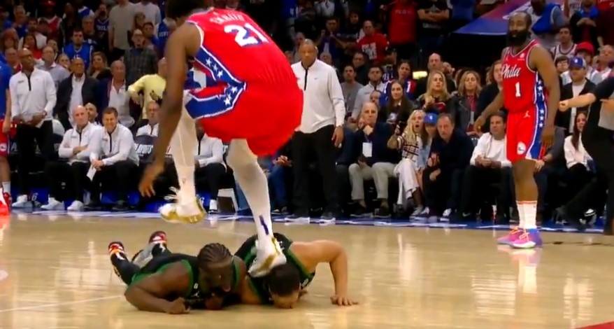 Flippant : Joel Embiid écrase (involontairement) la tête de Grant Williams avec son pied