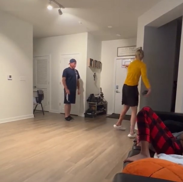 Le basket, même dans son salon et en crocs, c’est trop facile pour Paige Bueckers