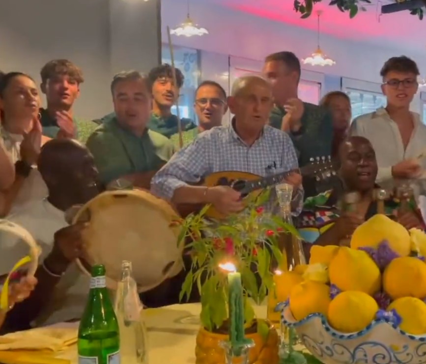 Michael Jordan et Magic Johnson chillent, chantent et jouent du tambourin à Capri : vive la retraite