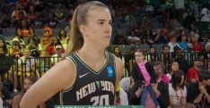 Sabrina Ionescu sort un concours à 3 points historique et à peine croyable !