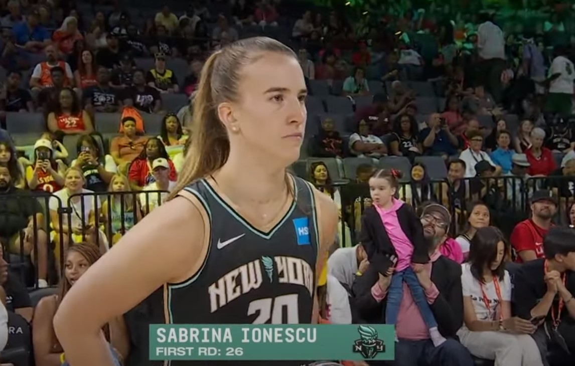 Sabrina Ionescu sort un concours à 3 points historique et à peine croyable !