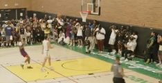 Kyrie sort un triple-double en Drew League et tente un dunk avec la planche