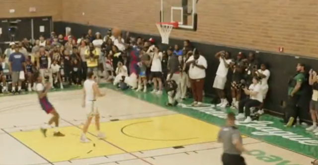Kyrie sort un triple-double en Drew League et tente un dunk avec la planche