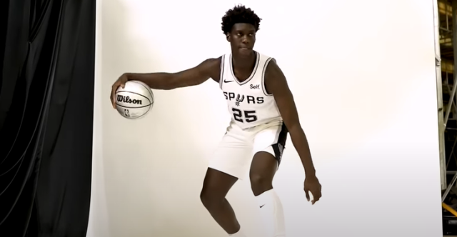 Sidy Cissoko lâche un énorme poster sur deux joueurs en G-League