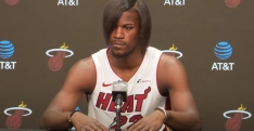 Jimmy Butler se pointe avec look dingue, annonce que le Heat sera champion… et tacle gratuitement les Wolves