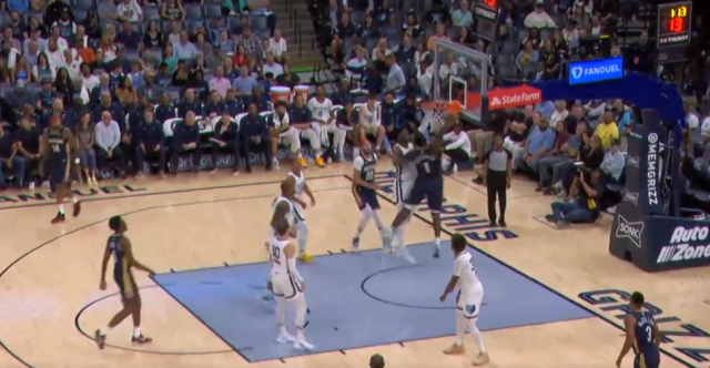 Zion Williamson colle deux dunks MASSIFS coup sur coup