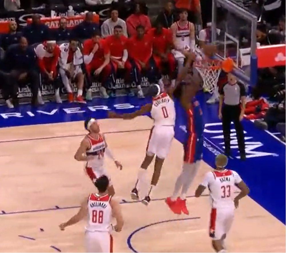 Bilal Coulibaly scotche James Wiseman (2,11 mètres) près du cercle !