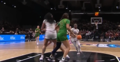 Une joueuse NCAA sort un move fou à Paris et bluffe Magic Johnson !