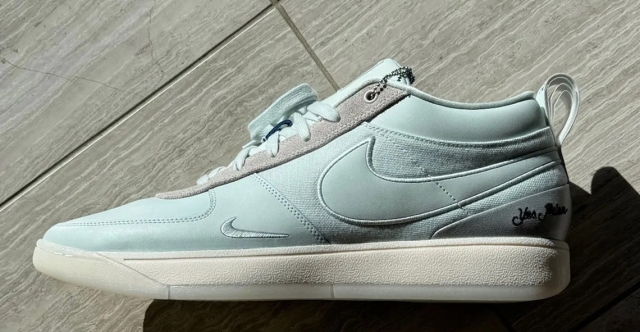 Devin Booker présente la Book 1 Moss Point