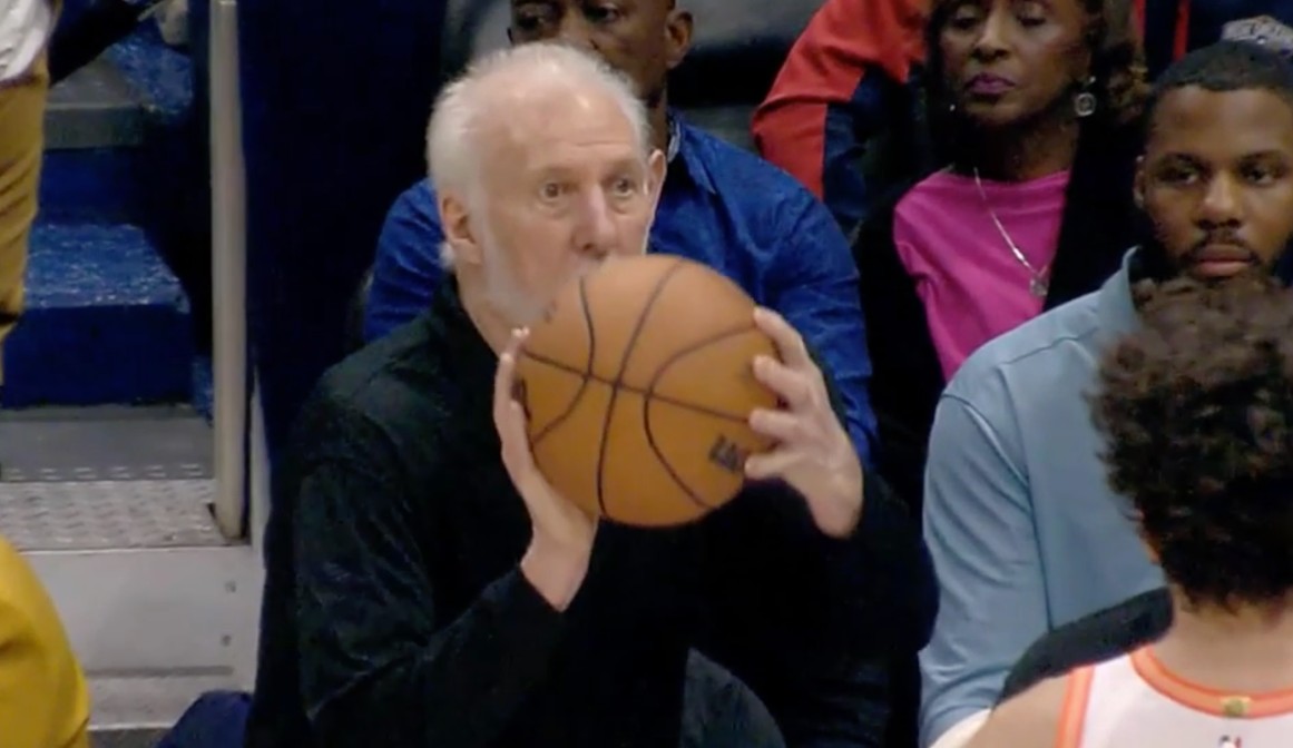 Gregg Popovich shoote ou presque, la salle de NOLA en kiff