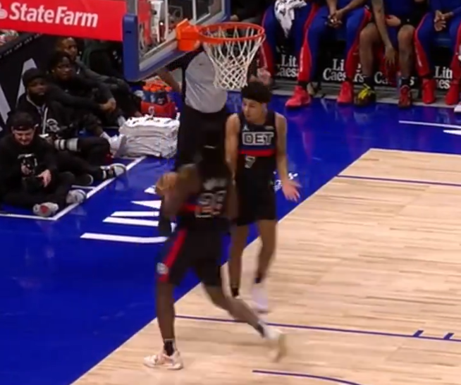 Isaiah Stewart fait la pire remise en jeu de la saison, le pauvre Killian Hayes est sur la photo