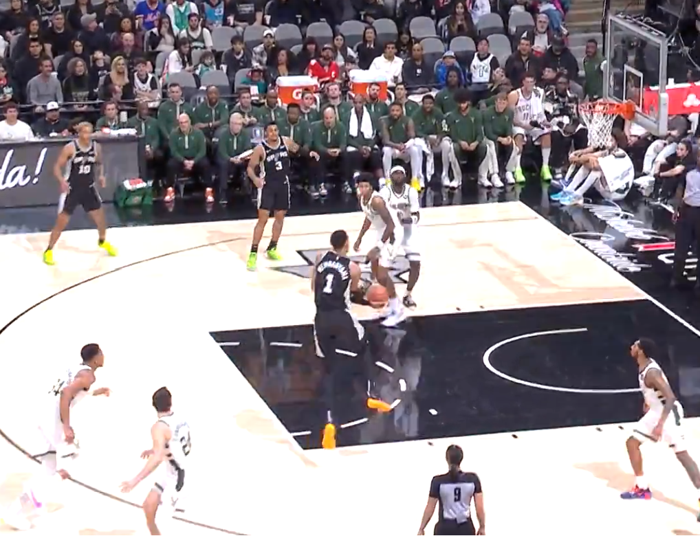 Victor Wembanyama s’envoie au alley-oop… avec la planche !