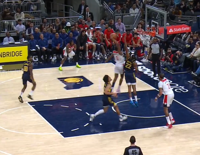 Bilal Coulibaly claque l’un des dunks de la nuit !