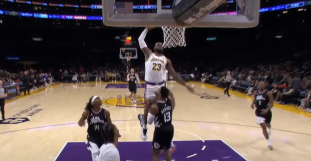 A 39 ans, LeBron claque un dunk fou sur Paul George