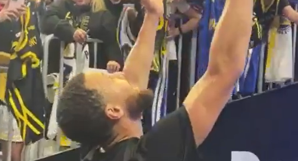 Stephen Curry marque depuis l’autre bout du terrain… et même plus