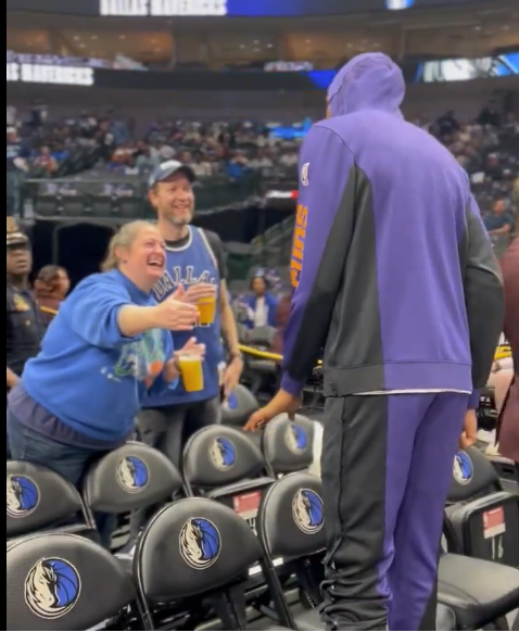 Deux fans des Mavs insultent KD, qui vient directement les voir