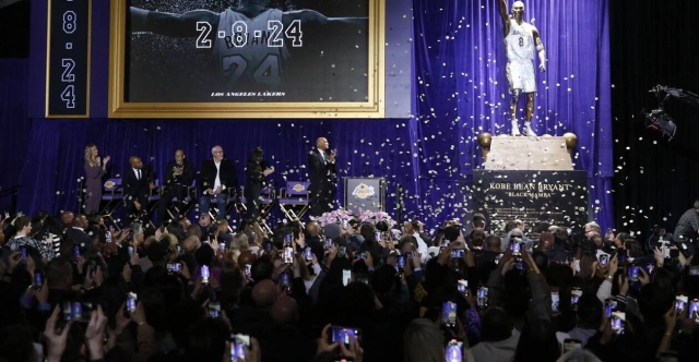 Les Lakers dévoilent la statue de Kobe Bryant