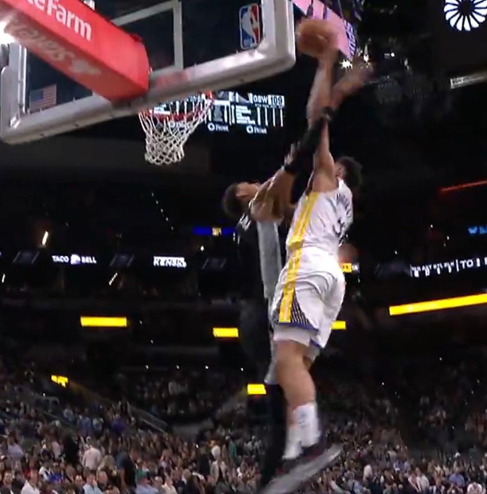 Trayce Jackson-Davis s’offre un très gros poster sur Victor Wembanyama