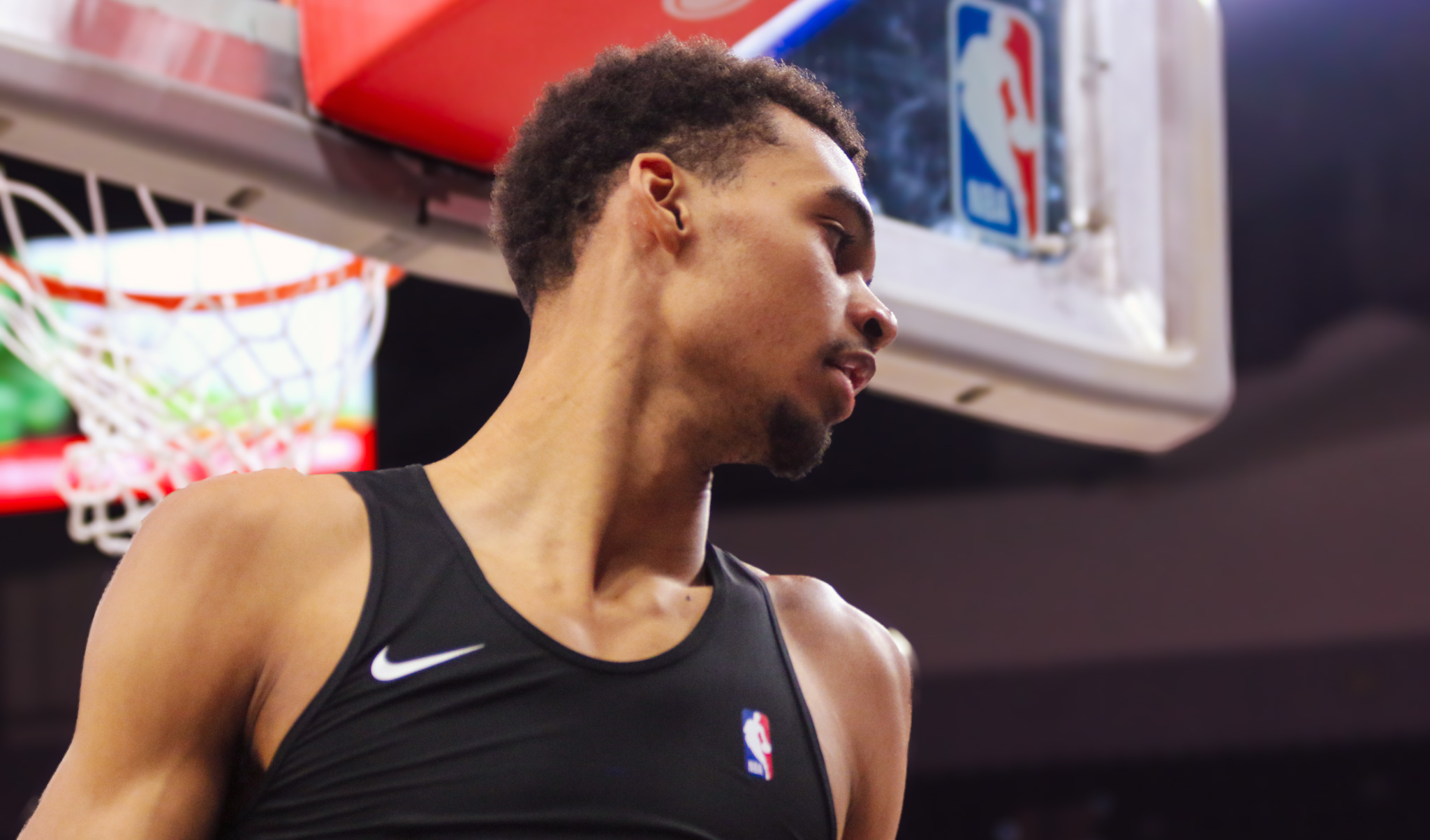 Victor Wembanyama maîtrise l’art de se faire dunker dessus