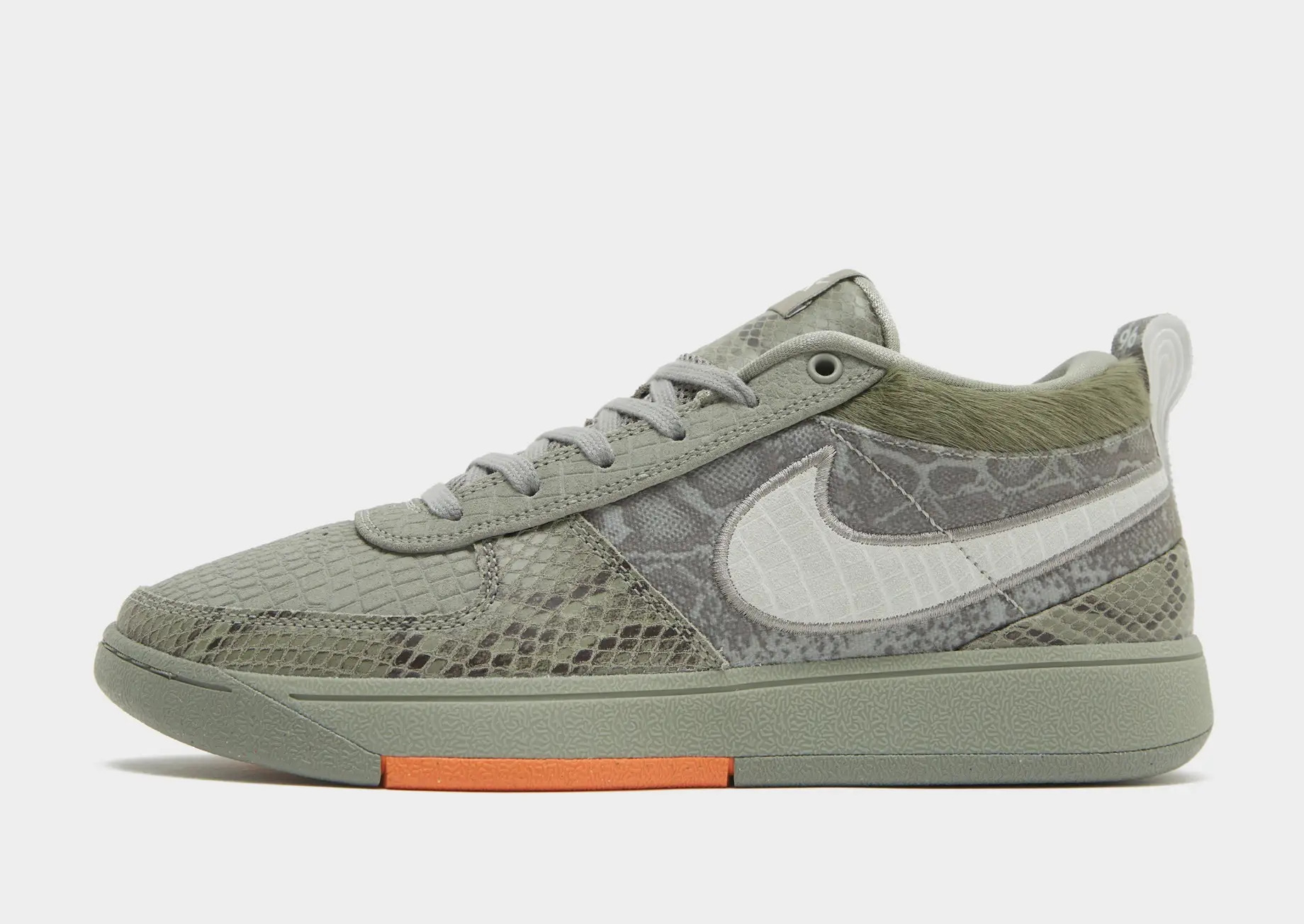 Devin Booker présente sa Nike Book 1 en mode outdoor