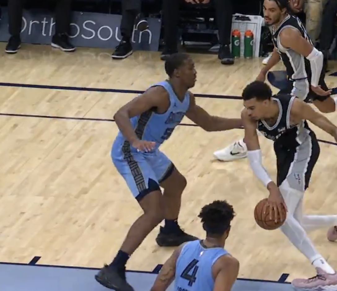 Le Shammgod, un spin… encore un move incroyable de Wembanyama