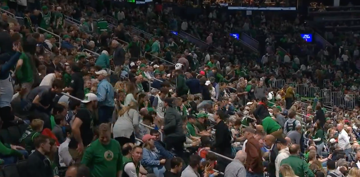 Ça fait la gueule à Boston… les fans quittent la salle 5 minutes avant la fin 😱
