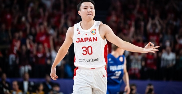 Stephen Curry signe le « Steph Curry japonais » sur plusieurs années