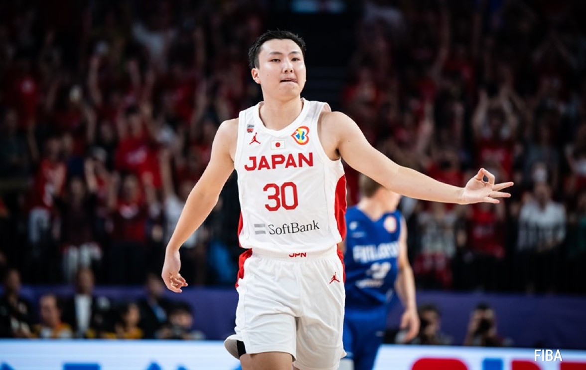 Stephen Curry signe le « Steph Curry japonais » sur plusieurs années