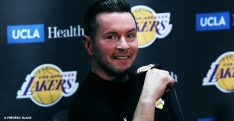 JJ Redick trollé par le coach des Wolves sur son CV de podcasteur
