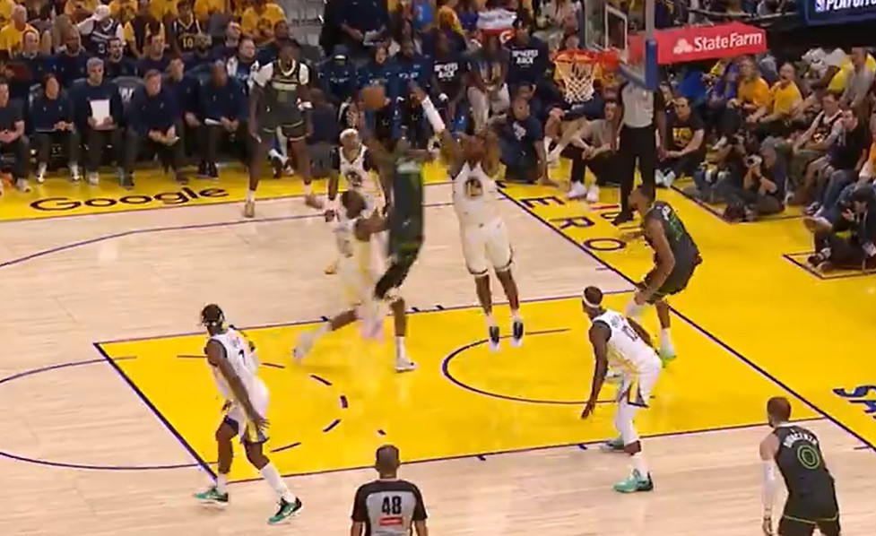 Anthony Edwards claque l’un des dunks de ces playoffs !