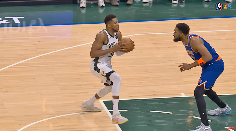 Le basket, c’est plus facile avec 5 pas. N’est-ce pas Giannis ? 😏