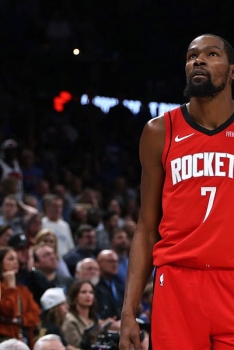 Kevin Durant fait une Chris Webber, mais les arbitres le sauvent