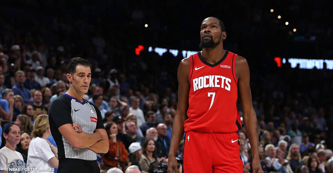 Kevin Durant fait une Chris Webber, mais les arbitres le sauvent
