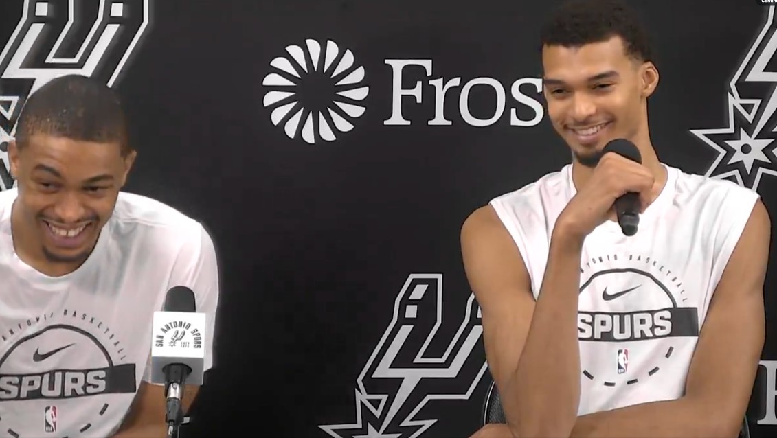 Quand Victor Wembanyama demande à Keldon Johnson de répondre à une question… en français 😂