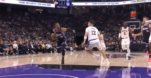 Russell Westbrook brille et chambre Jake LaRavia d’un simple regard