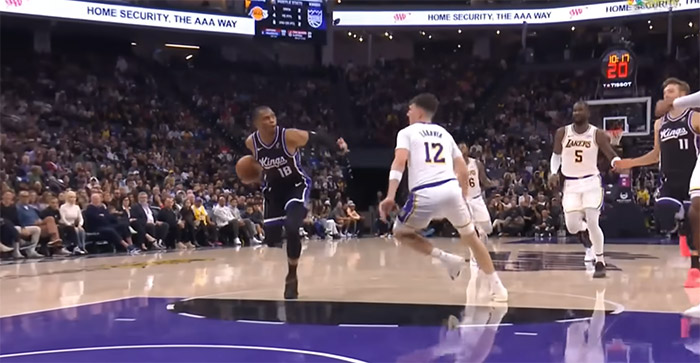 Russell Westbrook brille et chambre Jake LaRavia d’un simple regard