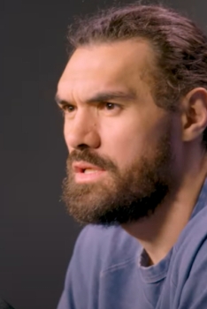 Steven Adams a une chambre et un lit complètement improbables