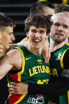 ABSOLUMENT DINGUE : Un joueur lituanien plante 3 paniers à 3-pts en 11 secondes pour gagner le match